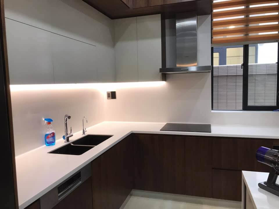 Thi công đá mặt bếp liền khối với đá ốp tường bếp tạo ra sự đồng bộ trong thiết kế không gian bếp đá ốp bếp cao cấp