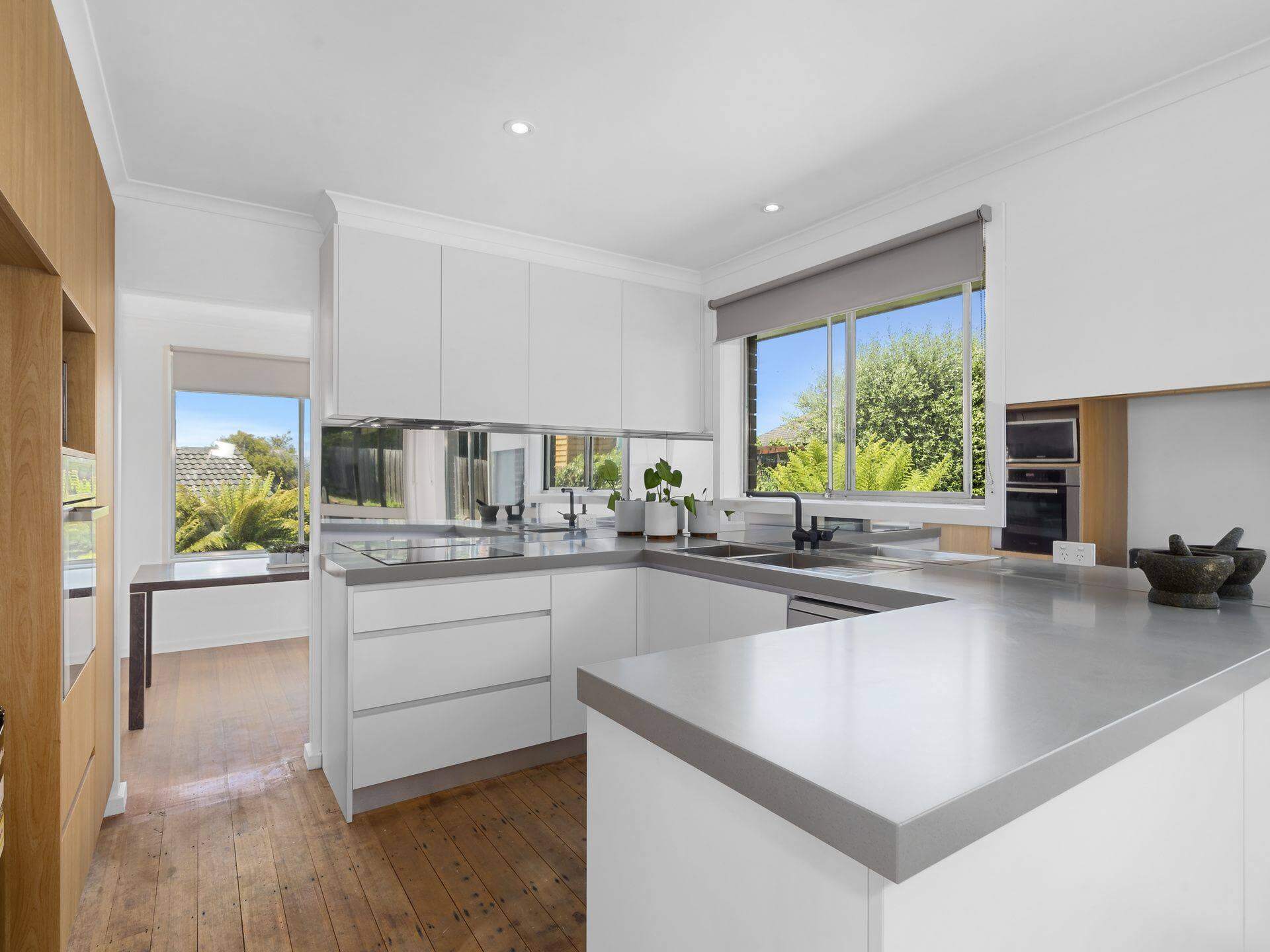 Nên lựa chọn đá ốp bếp màu gì phù hợp với thiết kế tủ bếp trắng đá ốp bếp cao cấp