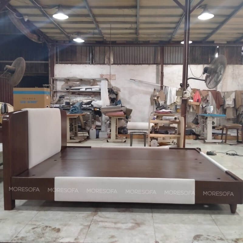 Giường ngủ gỗ tự nhiên kết hợp bọc nỉ mang lại vẻ đẹp sang trọng, chắc chắn.