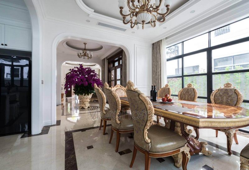 Khu vực bàn ghế ăn được đặt tại vị trí trung tâm đón trực tiếp ánh sáng tự nhiên, giúp tiết kiệm nhiên liệu chiếu sáng