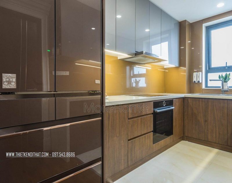 Kính ốp bếp màu vàng nâu nổi bật giúp phòng bếp sâu hơn