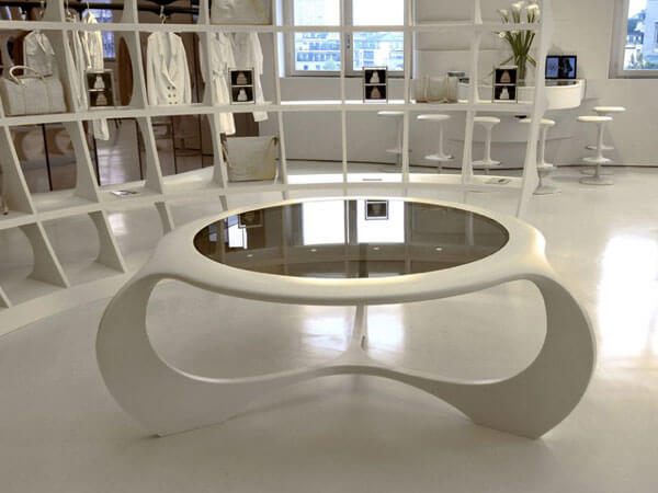 Bàn đá nhân tạo hình dáng độc đáo lạ mặt với tính năng uốn cong vượt trội theo ý mang thẩm mỹ cao cho không gian.