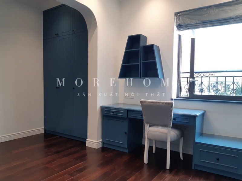 Kệ gỗ decor treo tường cung cấp một phong cách trang trí thẩm mỹ và sự tiện lợi cho việc sắp xếp trưng bày các món đồ.