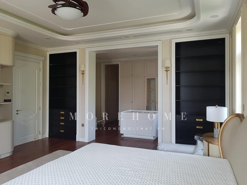 Thi công cửa 1 cánh gỗ tự nhiên màu trắng tân cổ điển đảo bảo sự riêng tư, thẩm mỹ cho không gian