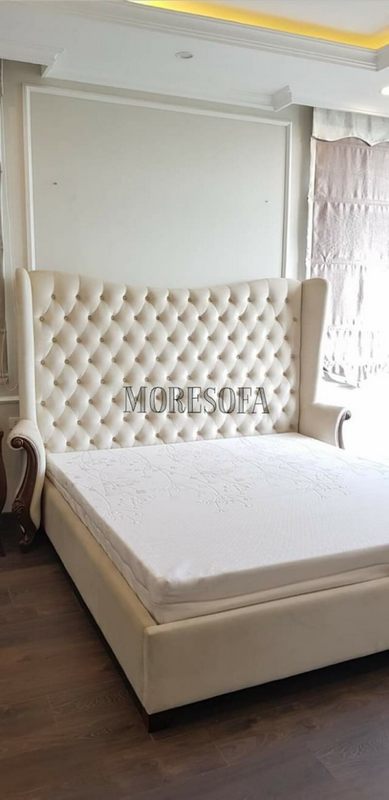 Giường ngủ bọc nỉ cao cấp với đầu giường có thể rút múi và tay giường làm bằng gỗ óc chó sẽ thu hút sự chú ý của mọi người.